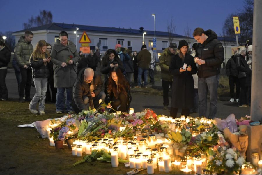 Schweden Trauer Kerzen Blumen