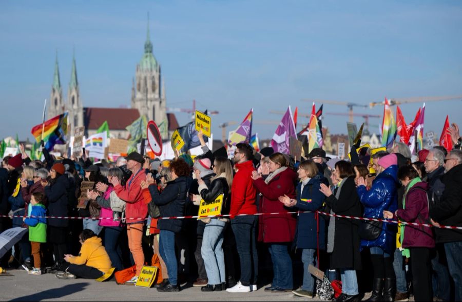 Die Demonstration gegen Rechts fand in München an der Theresienwiese statt.