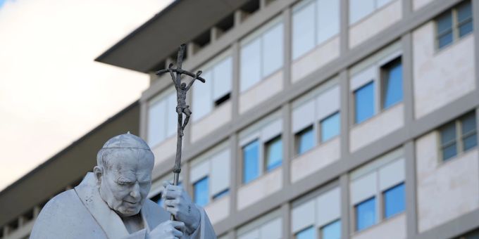 Eine Statue von Papst Johannes Paul II. steht auf dem Vorplatz der Gemelli-Klinik. (Archivbild) Gemelli-Klinik