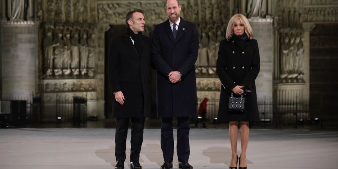 Auf Abstand: Brigitte Macron und Prinz William bei der Eröffnungsfeier von Notre-Dame am 7. Dezember 2024. Hier neben Emmanuel Macron. Prinz William