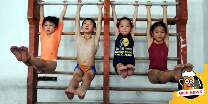 Chinesische Schüler beim intensiven Gymnastiktraining. (Archivbild) China Schüler Sport Unterricht