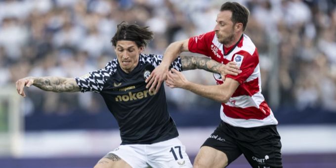 Steven Zuber und Luca Zuffi im Kampf um den Ball. Zuber Zuffi FC Zürich