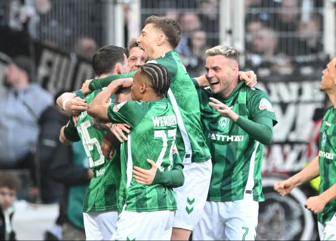 Werder Bremen freut sich über die drei Punkte in der Bundesliga. Bundesliga