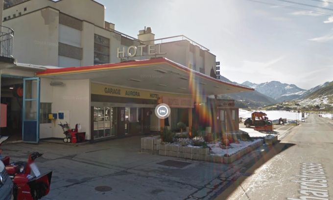 Direkt bei der Tankstelle befindet sich auch ein Hotel. andermatt uri