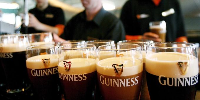 Guinness erfährt eine neue Beliebtheit. Pubs kommen der Nachfrage kaum hinterher. Guinness Bier