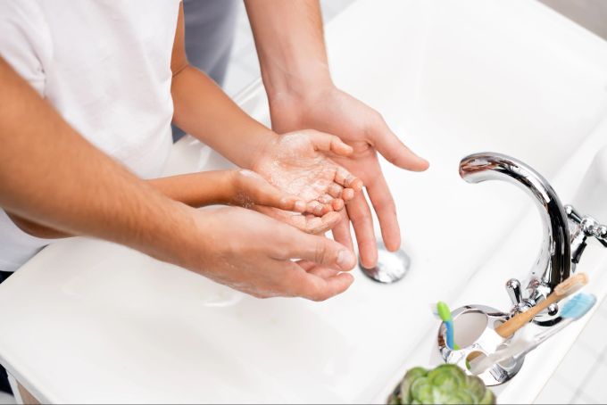 Händewaschen trägt zur Reduzierung von Viren, Bakterien und Pilzen bei. Gesundheit