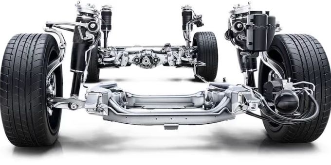 Das vorausschauende Magic Body Control von Mercedes-Benz scannt die Fahrbahn mit einer Stereokamera und passt das Fahrwerk proaktiv an Unebenheiten an. MB Magic Body Control