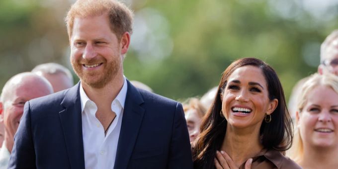 Während Prinz Harry nach einem Gerichtstermin in London Soldaten in der Ukraine besuchte, feierte Meghan ein Broadway Musical. Prinz Harry and Meghan