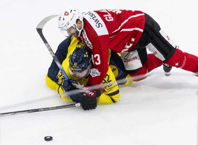 Bruchlandung für die Schweizer im Spiel gegen die schwedische Hockey-Nationalmannschaft. Schweden Schweiz