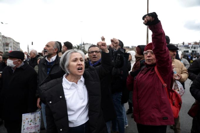 Trotz Verbot demonstrieren die Menschen in der Türkei gegen die Verhaftung von Ekrem Imamoglu. imamoglu