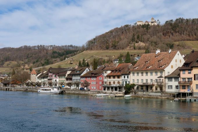 Hoch über Stein am Rhein thront auf einer Felsrippe die Burg Hohenklingen. Stein am Rhein