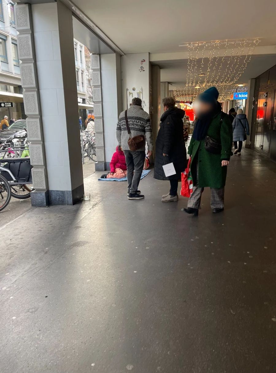 In den Gassen der Stadt Zürich herrscht kurz vor Weihnachten dichtes Gedränge.