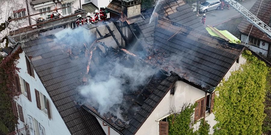 Das Dach des Hauses wurde vom Feuer in Mitleidenschaft gezogen.