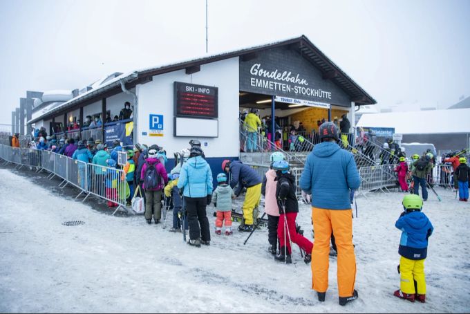 Eine Schlange vor der Talstation der Gondelbahn Emmetten-Stockhuette im Kanton Nidwalden. (Archivbild) Schlange