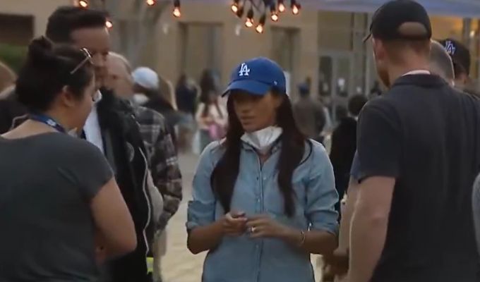 Prinz Harry und Meghan Markle wurden auch beim Essen verteilen gesichtet. Harry Meghan