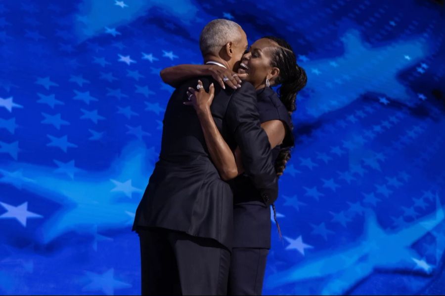 So herzlich umarmten sich Michelle und Barack Obama noch im vergangenen August.