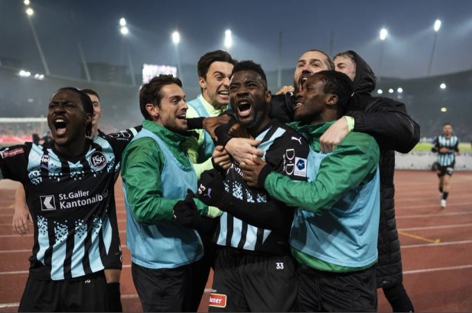 Jean-Pierre Nsame lässt sich für seine Tore für den FC St.Gallen feiern. FC St.Gallen