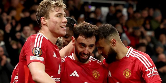 Bruno Fernandes jubelt mit seinen Teamkollegen über einen konfortablen Heimsieg. Manchester United