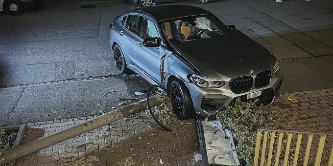 Allschwil BL - BMW-Fahrer (29) prallt in Kandelaber und Infotafel