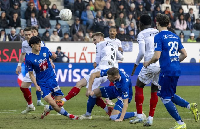 Tobias Schättin vom FC Winterthur trifft seinen Gegenspieler unglücklich an der Wade. FC Winterthur