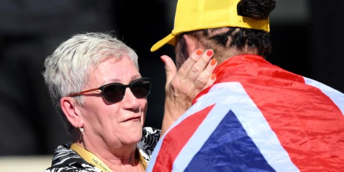 «Noch nie so berührt» - Hamilton mit Sieges-Tränen – Mama herzt ihn
