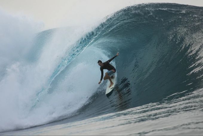 Die Surf-Wettkämpfe in Teahupo'o stellen einen Rekord auf: Nie war ein Olympia-Wettkampf weiter von der Gastgeberstadt entfernt. Teahupo'o OIympia 2024