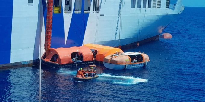 Die Evakuierung der Passagiere wurde von der spanischen Seenotrettung durchgeführt. Die Evakuierung der Passagiere wurde von der spanischen Seenotrettung durchgeführt.