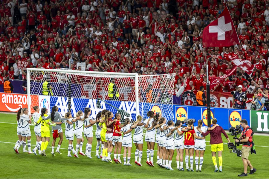 Nach dem Abpfiff lassen sie sich dennoch vom Publikum im ausverkauften Wankdorf feiern.