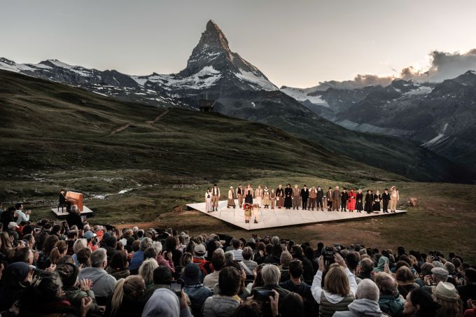 Die atemberaubende Kulisse auf 2600 Metern Höhe: Das Matterhorn, die Ruhe und die untergehende Sonne, die mit ihrem warmen Licht der ganzen Szenerie eine fast mystische Atmosphäre gibt. Die atemberaubende Kulisse auf 2600 Metern Höhe