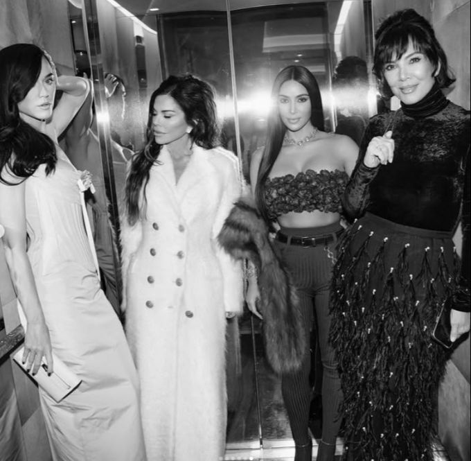 Die Bezos-Verlobte hat einige berühmte Freunde. Von links: Katy Perry, Lauren Sánchez, Kim Kardashian und Kris Jenner. Lauren Sanchez