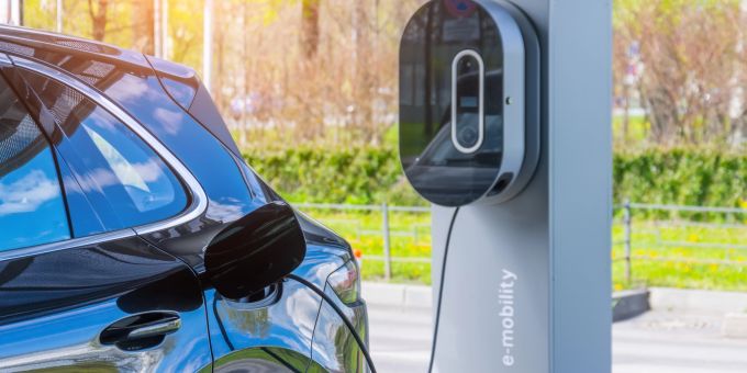 Der ADAC hat E-Autos untersucht und zeigt, welche Modelle die meiste Reichweite fürs Geld bieten. (Symbolbild) e autos