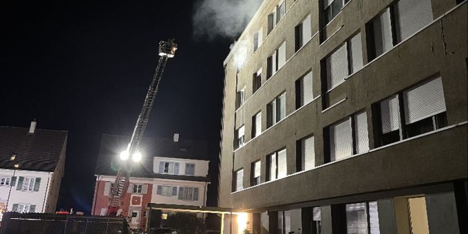 Birsfelden BL: Brandausbruch in Mehrfamilienhaus. Birsfelden BL