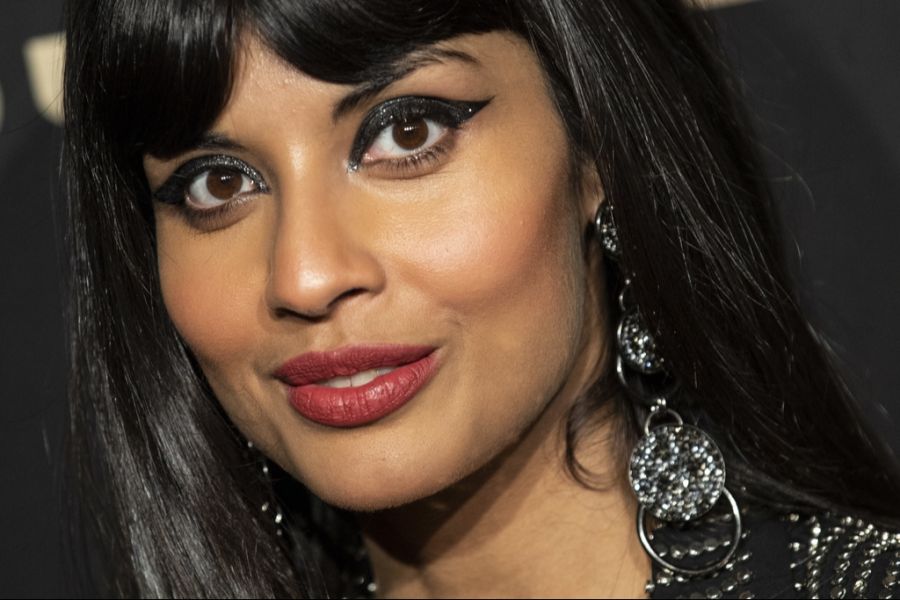 Jameela Jamil, die das Event leitete, appelliert an die Männer, sich gegenseitig in Schach zu halten.
