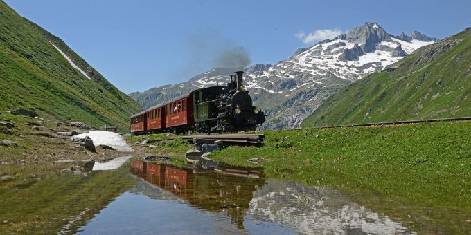 Zug-Idylle bei Muttbach. Zug Spiegelbild Wasser Berg