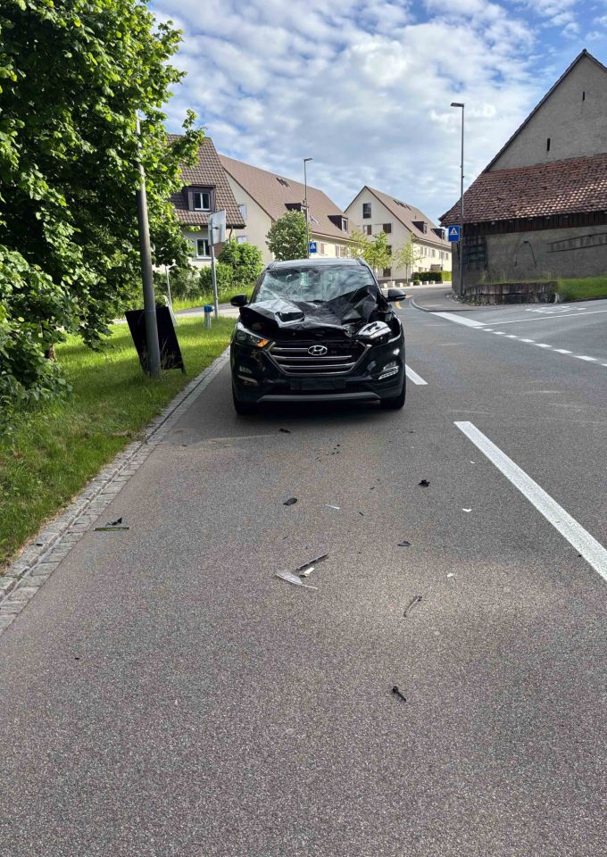 Am Auto entstand grosser Sachschaden. Sachschaden