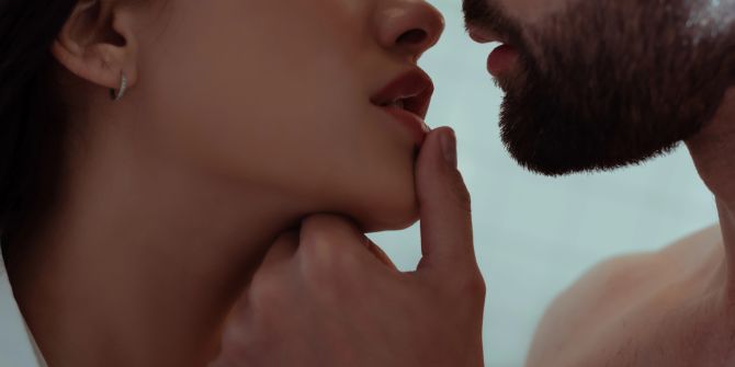 Mann und Frau kurz vor einem Kuss