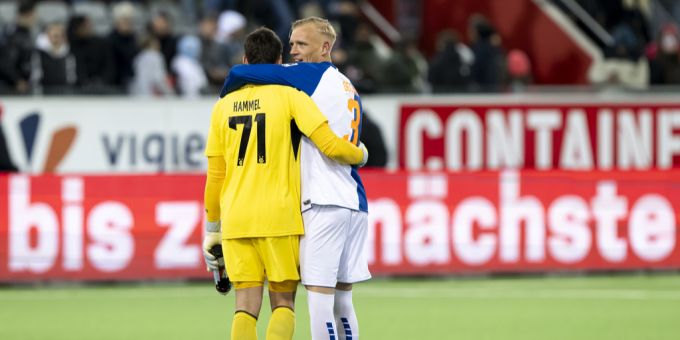 Saulo Decarli (r.) mit Justin Hammel, dem Goalie von GC. gc
