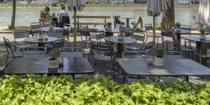 An Hitze-Tagen kommen die Leute oft nicht in die Stadt oder konsumieren weniger. Hier ein Blick auf eine Terrasse am Rhein-Ufer. restaurant hitze sommer temperaturen
