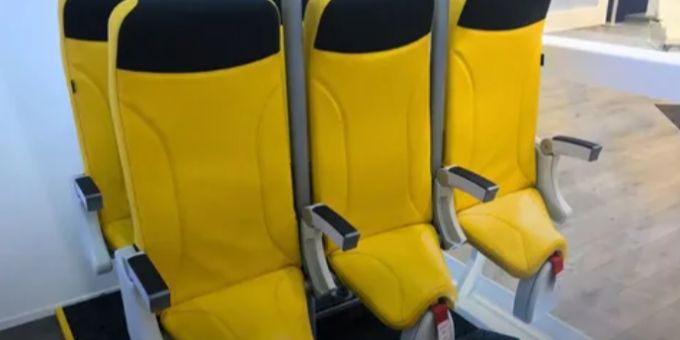 Solche «Sitze» könnten die Zukunft bei einigen Billigairlines sein. Flugzeug