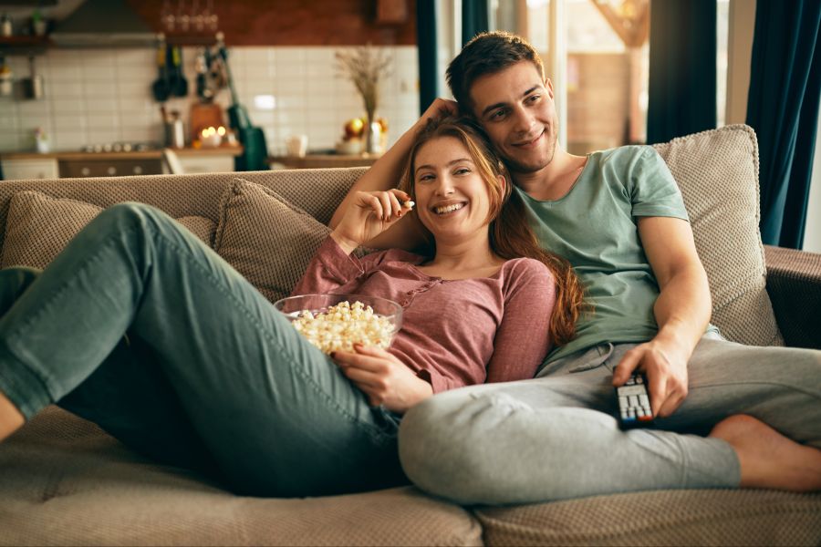 Mann und Frau auf dem Sofa mit Popcorn
