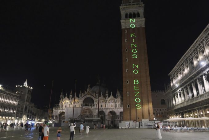 Die Aktivisten haben während der Hochzeit von Jeff Bezos ihrem Unmut deutlich kund getan, wie hier am Glockenturm in Venedig. jeff bezos