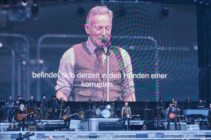 Mit deutscher Übersetzung kritisierte Bruce Springsteen Trump in Berlin als Teil einer korrupten Regierung. Bruce Springsteen Trump