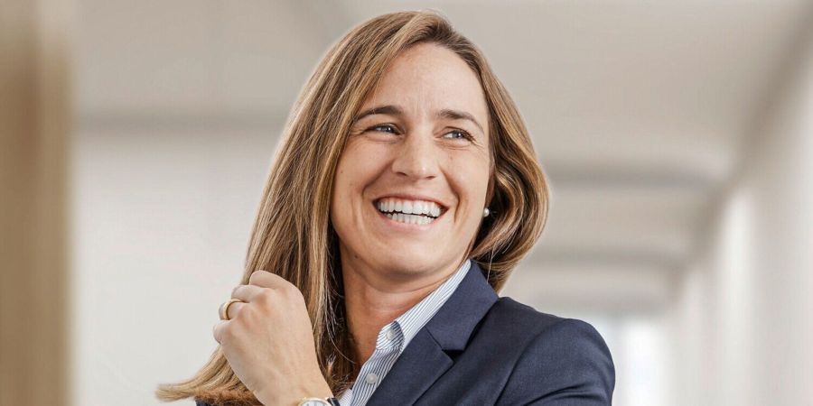 Frau Porträtfoto blond Anzug