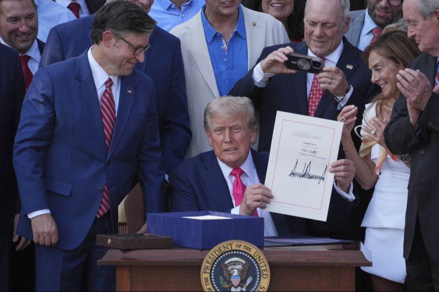 Zuletzt äusserte sich sogar einer von Trumps Nächsten, Repräsentantenhaus-Sprecher Mike Johnson (links), kritisch gegenüber dem Umgang mit den Epstein-Akten.