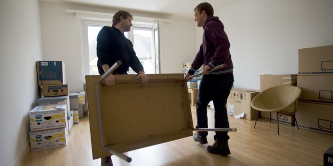 Eduardo P. und David P. ziehen in eine gemeinsame Wohnung, damit der Familiennachzug möglich ist. Das Migrationsamt vermutet eine Scheinehe. (Symbolbild) Scheinehe