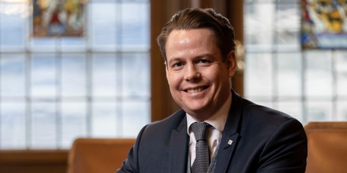 Yves Noël Balmer. Porträtfoto Mann Saal