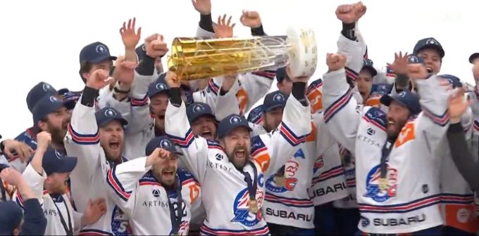 Die ZSC Lions stemmen den Kübel in die Höhe. ZSC Lions
