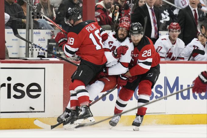 Timo Meier (rechts) verliert mit den New Jersey Devils. NHL