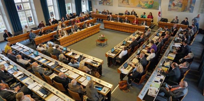 Im Baselbieter Landratssaal tauchte Flavia Müller (Grüne) mit ihrer neugeborenen Tochter auf. (Archivbild) Grünen-Politikerin Mutter Baby Parlament
