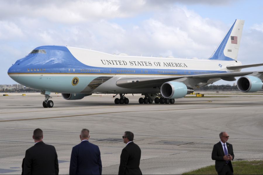 In seiner ersten Amtszeit hat Donald Trump Ersatz für die Air Force One bestellt. Diese wurden jedoch noch nicht geliefert.